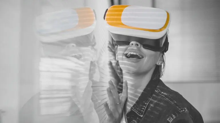 Una chica usando unas gafas de realidad virtual con un fondo en blanco y negro